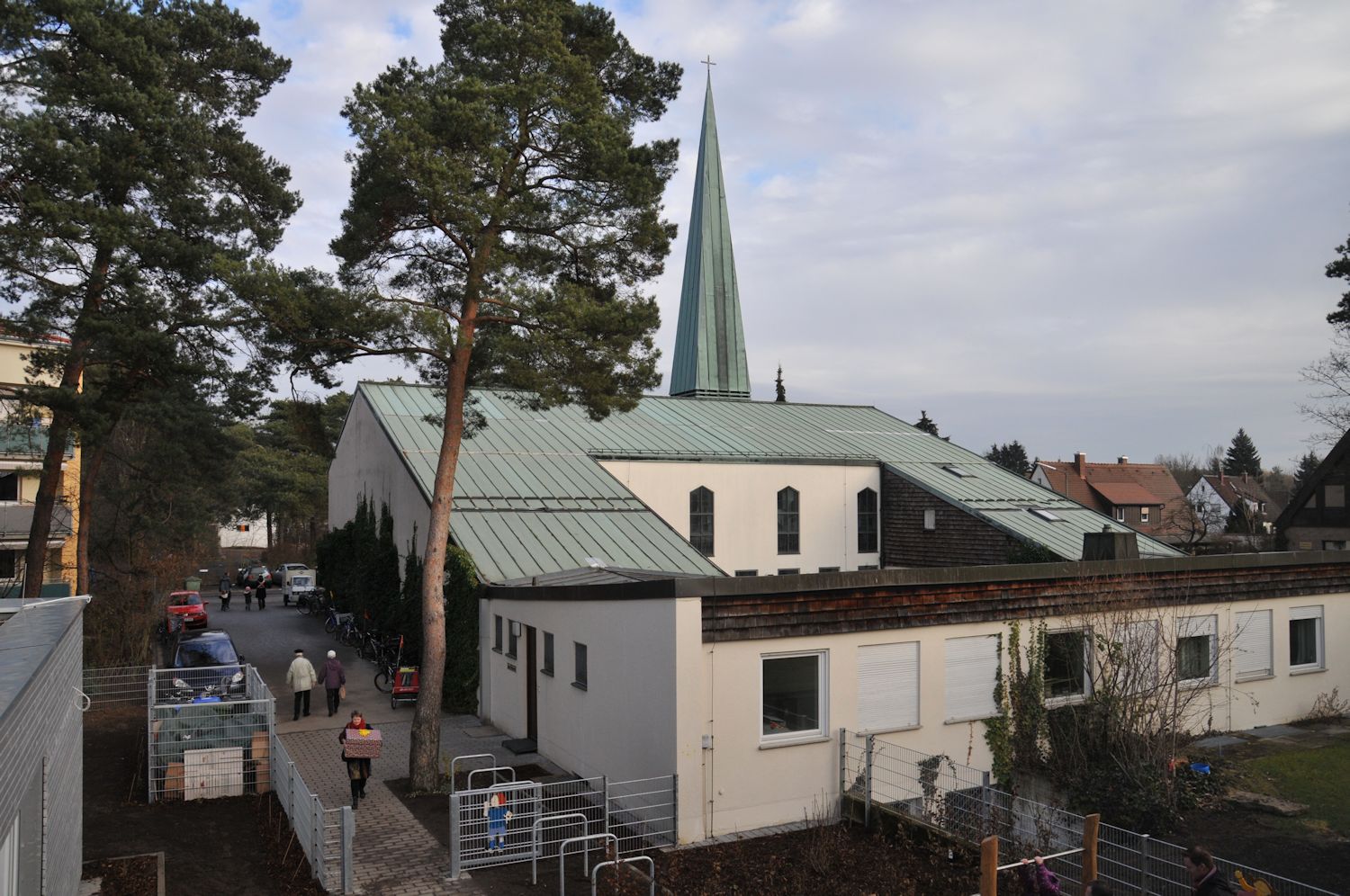 Kirche vom Kindergarten aus gesehen